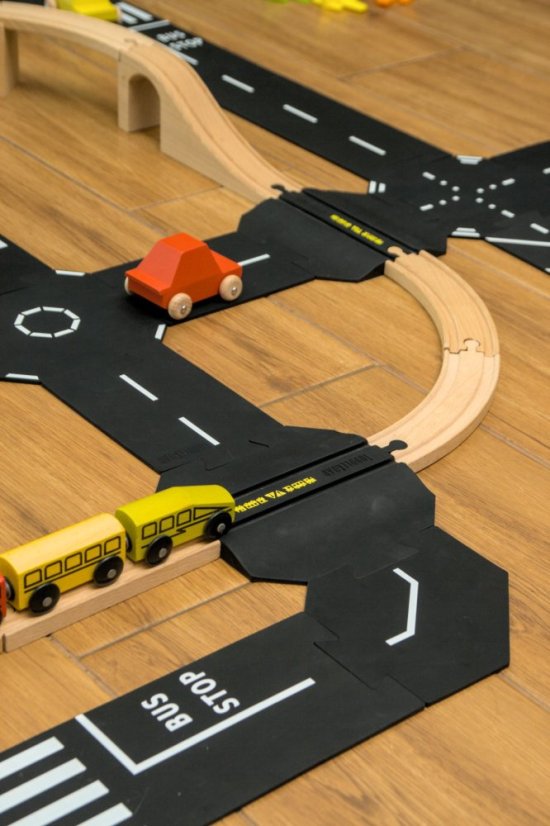 TODDLEROAD 2201 ŽELEZNIČNÉ PRIECESTIE S DOPLNKAMI - flexibilná cesta - 8 silikónových puzzle dielov