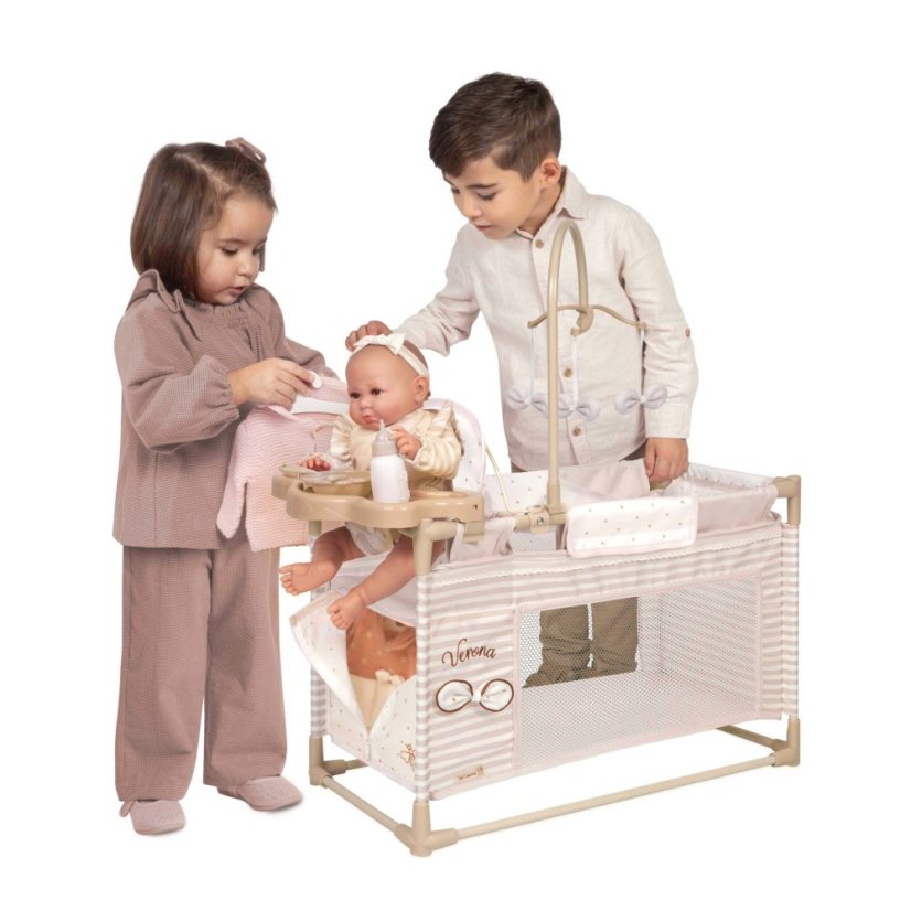 DeCuevas 53178 Moja prvá postieľka pre bábiky s hracím centrom Verona 2025