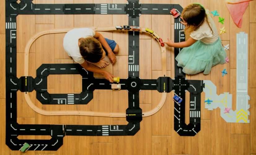 TODDLEROAD 2201 ŽELEZNIČNÉ PRIECESTIE S DOPLNKAMI - flexibilná cesta - 8 silikónových puzzle dielov