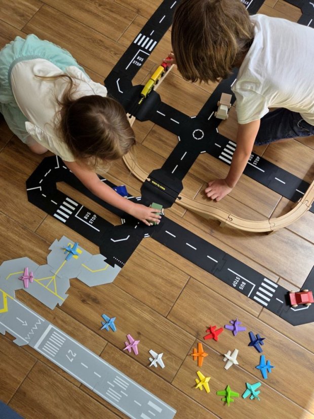 TODDLEROAD 2201 ŽELEZNIČNÉ PRIECESTIE S DOPLNKAMI - flexibilná cesta - 8 silikónových puzzle dielov