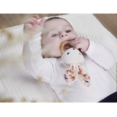 Kaloo Drevená hrkálka pre bábätká Zajačik K´Doux poppy